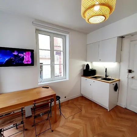 Apartment Jeannette: Beachside Balcony Retreat With Wi-fi
