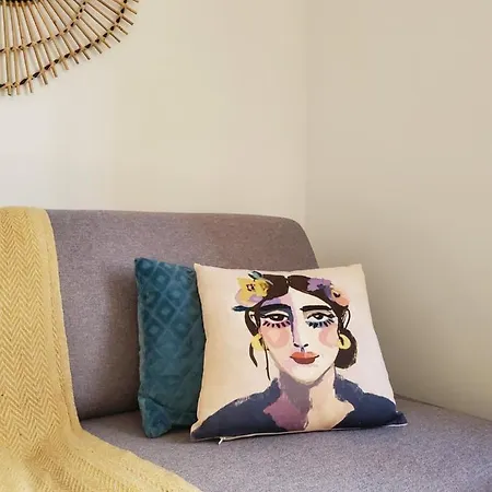 Apartment Jeannette: Beachside Balcony Retreat With Wi-fi